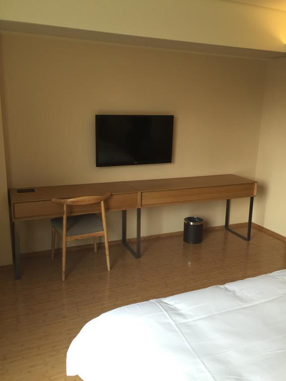 Ji Hotel Jinan Quancheng Square Exterior foto